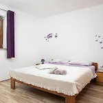 Three-bedroom In Divsici Semesterbostad