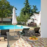Semesterbostad Three-bedroom In Divsici