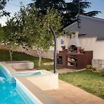 Three-bedroom In Divsici *