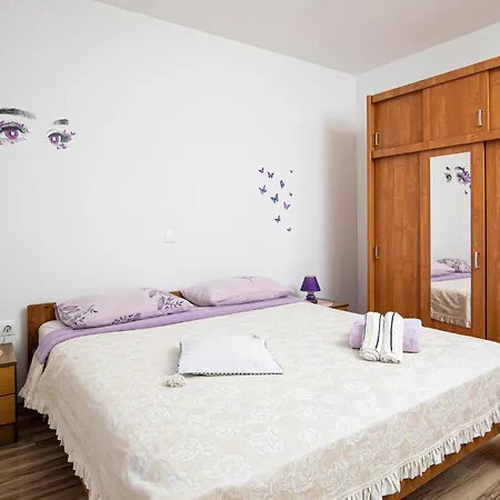 Three-bedroom In Divsici *