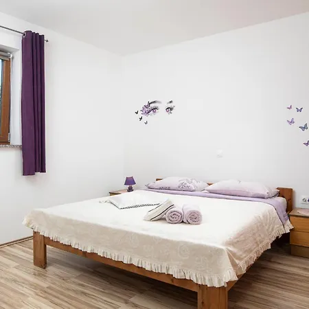 Three-bedroom In Divsici Feriehus