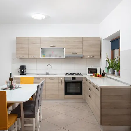 Сasa de vacaciones Three-bedroom In Divsici *