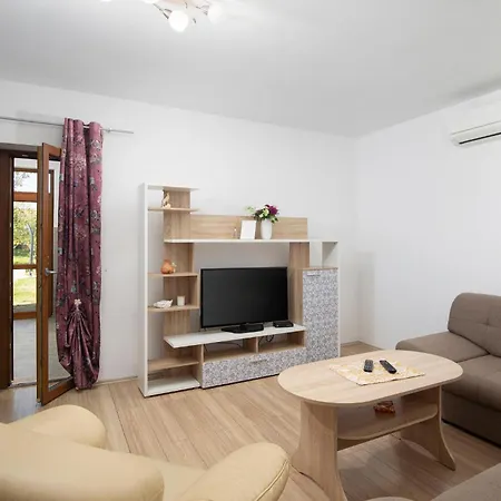 Three-bedroom In Divsici *
