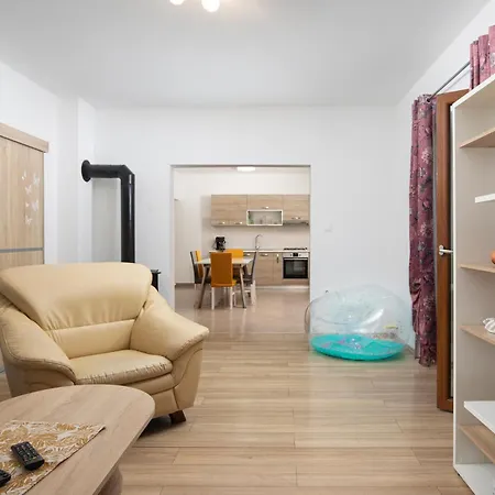 Three-bedroom In Divsici Marčana