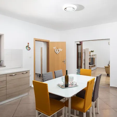 Feriehus Three-bedroom In Divsici Marčana