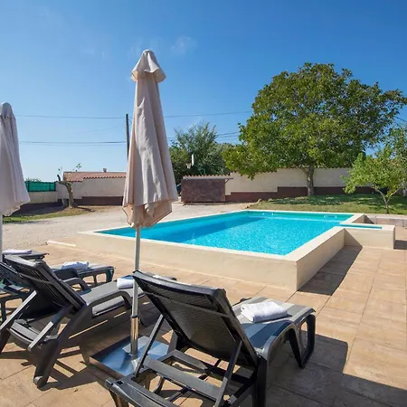 Three-bedroom In Divsici *