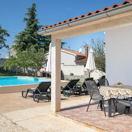 Сasa de vacaciones Three-bedroom In Divsici *