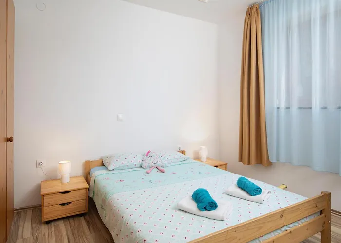 Three-bedroom In Divsici 度假居 *
