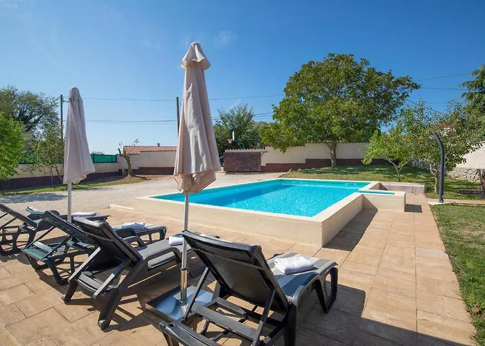 Three-bedroom In Divsici *