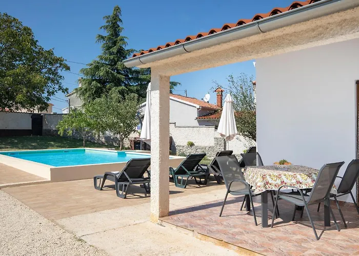 度假居 Three-bedroom In Divsici *