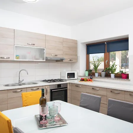 Three-bedroom In Divsici Prázdninový dům Marčana