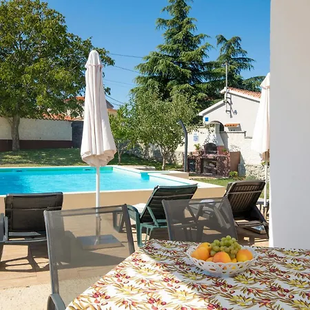 Holiday home Cozy In Marcana With Kitchen
